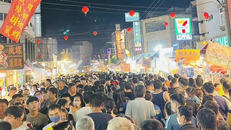普渡夜市擠成沙丁魚！他見路人1舉動怒了