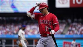 ▲大谷翔平內野高彈跳，哈波（Bryce Harper）秀美技製造雙殺。（圖／美聯社／達志影像）