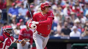 ▲大谷翔平打穿一壘防區，安打帶有打點。（圖／美聯社／達志影像）