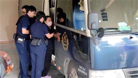 陳盈潔發監執行  法警攙扶上囚車（2）資深歌手陳盈潔（右）被控教唆偽造有價證券，判刑3年2月定讞，23日下午1時30分發監，由法警攙扶上囚車。中央社記者謝幸恩攝  112年8月23日