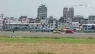 航空空拍機衝出滑行道　逾10人推飛機脫困