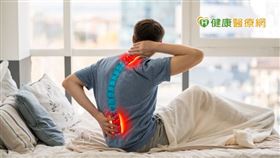 頸椎病是臨床上常被忽視的疾病症候群，初期症狀因為尚可忍耐且是大多數人或多或少都有的輕度症狀，經常利用止痛藥物及緩解貼布阻斷當下不舒服症狀後，沒有積極治療病因。