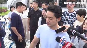 ▲蔣萬安與臺青體驗上海市共享單車濱江旁