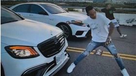 ▲2名賓士車駕駛在橋上危險競速，警方將依法嚴辦。（圖／翻攝畫面）