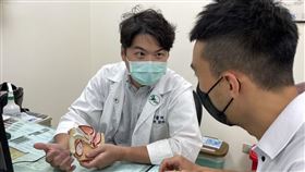 門諾醫院泌尿科江景翔醫師表示，割包皮手術目前多採用新式包皮槍環切術。（圖／翻攝自門諾醫院）