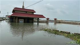超級藍月，百年大潮，雲林箔子寮漁港，海水倒灌，災情(圖／翻攝畫面)