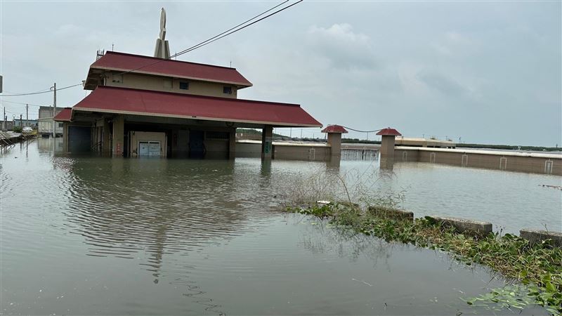 超級藍月遇颱風大潮　箔子寮海水急速倒灌