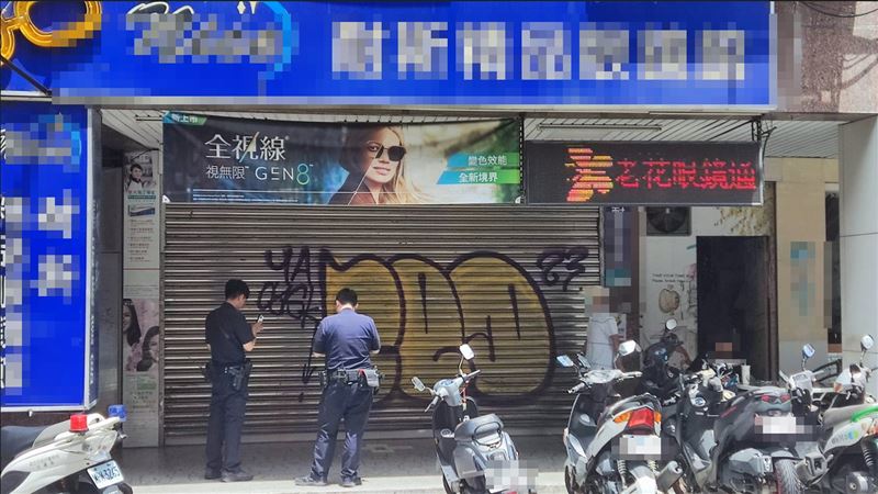 新／新北出現噴漆怪客　店家鐵捲門被塗鴉