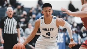 張庭瑋盼大學畢業後返台參加職籃選秀美國西方文理學院（Occidental College）籃球校隊大二球員的張庭瑋（中）身高190公分，領有台灣身分證的他目標就是希望能踏上職業賽場，大學畢業後也盼能回台參加職籃選秀。（張庭瑋提供）中央社記者黃巧雯傳真  112年8月30日