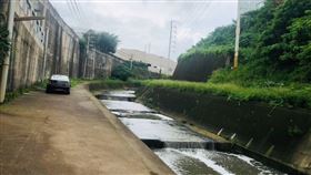 又是導航害的！婦誤闖排水溝便道，受困，警嚇呆：怎麼開進來的，工業區小路(圖／翻攝畫面)