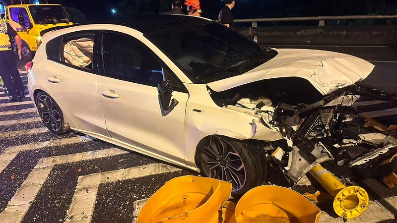 國道1號汽車自撞分隔島　車頭全爛駕駛傷