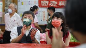 陳時中與地方長輩共餐同歡（3）民進黨台北市長參選人陳時中（前中）、民進黨立委高嘉瑜（前右）4日前往松山慈雲宮，與地方長輩共餐同歡。中央社記者王飛華攝  111年10月4日