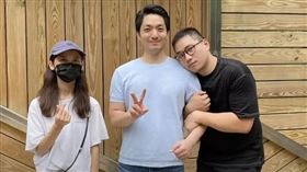 「許伯&簡芝—倉鼠人」和蔣萬安合照。（圖／翻攝自許伯&簡芝—倉鼠人YouTube）