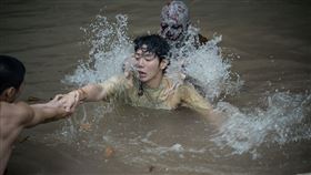 人氣偶像普姆帕特·伊安查芒在《鬼偶》被鬼拖走。（圖／華映娛樂提供）