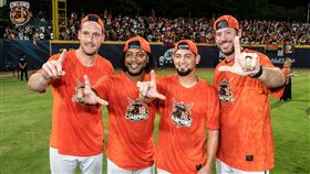 ▲統一獅831洋將大限捨棄羅昂（右1）。（圖／翻攝自統一獅官方粉絲團臉書）