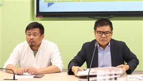 民進黨立院黨團輿情回應記者會立法院新會期將於9月1日展開，外界關注何時正式開議；民進黨立法院黨團31日舉行輿情回應記者會，黨團書記長莊瑞雄（右）表示，開議日須待朝野協商討論，而立法院長游錫(方方土)預計最快將於9月15日召集黨團協商。左為民進黨立委洪申翰。中央社記者張新偉攝  112年8月31日