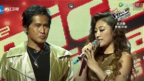 秦宇子（右）曾參加《中國好聲音》，導師為齊秦。（圖／翻攝自TVOChina Music YT）