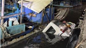 ▲台東黃姓漁民駕車巡視防颱措施時，疑手煞車失靈，連人帶車衝進海裡。（圖／翻攝畫面）