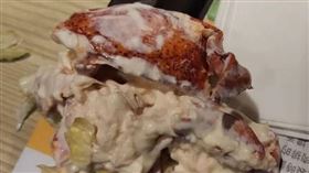 帶嬤吃超貴螯龍蝦堡　餐點到手下秒卻悲劇　（圖／翻攝自Dcard）