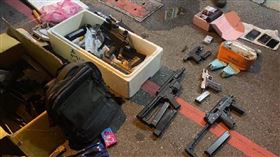 ▲花蓮員警執行巡邏勤務時，竟在1輛違停的車輛內起獲大批槍械和子彈。（圖／翻攝畫面）