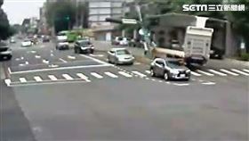 台中大貨車鷗翼門沒關，西屯區撞倒號誌桿再毀小客車。（圖／民眾提供）