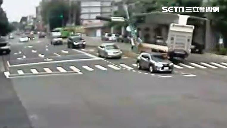 大貨車鷗翼門沒關上路　號誌桿倒毀小客車