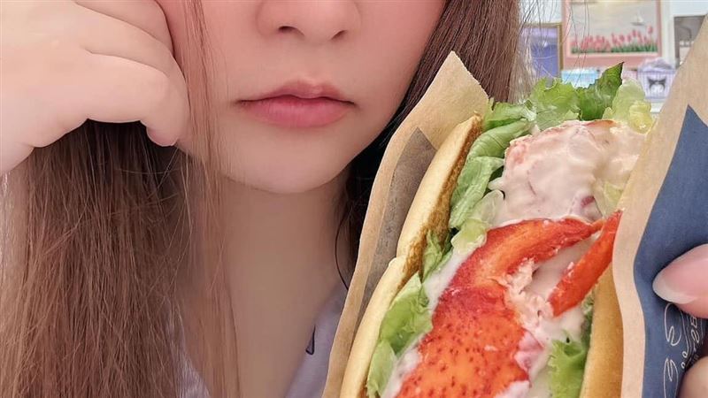 小小瑜朝聖限量龍蝦堡　完食吐2字感想