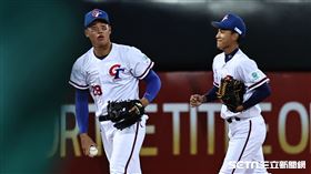 ▲U18世界盃棒球賽，台灣隊三壘手王念好沒收平飛球。（圖／記者劉彥池攝影）