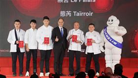2023台灣米其林指南揭曉  3餐廳獲三星肯定2023台灣米其林指南發布會31日在台北文華東方酒店舉行，君品酒店的頤宮連續6年獲得米其林三星肯定，新增2家三星都是去年二星晉升，包括新加坡料理餐廳JL Studio及台灣餐廳態芮Tairroir。中央社記者裴禛攝  112年8月31日