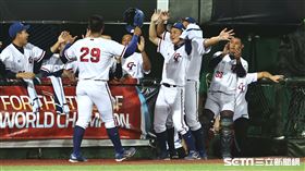 ▲U18世界盃棒球賽，台灣隊柯敬賢左外野安打，王念好跑回第3分。（圖／記者劉彥池攝影）