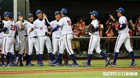 ▲U18世界盃棒球賽，台灣隊在開幕戰3：0完封澳洲隊，球員賽後擊掌慶祝勝利。（圖／記者劉彥池攝影）