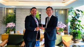 瓜地馬拉民航局長到訪  林國顯接待瓜地馬拉民航局長阿蓋塔（Francis Argueta Aguirre）（左）30日拜會交通部民用航空局，由民航局長林國顯（右）接待，阿蓋塔肯定台灣空運發展，並表示將繼續支持台灣參與國際民航組織（ICAO）。（民航局提供）中央社記者汪淑芬傳真  112年8月31日