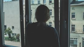 女生,獨居,憂鬱,求救。pexels