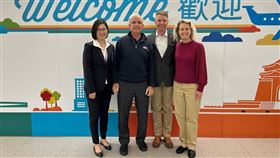 美國聯邦眾議院軍事委員會副主席魏特曼（Rob Wittman, R-VA）（右二）、席曼尼茲眾議員（Carlos Gimenez, R-FL）（左二）及季耿絲眾議員（Jen Kiggans, R-VA）（右一）抵台訪問。外交部北美司司長王良玉（左一）代表外交部歡迎乙行（圖／翻攝自外交部）