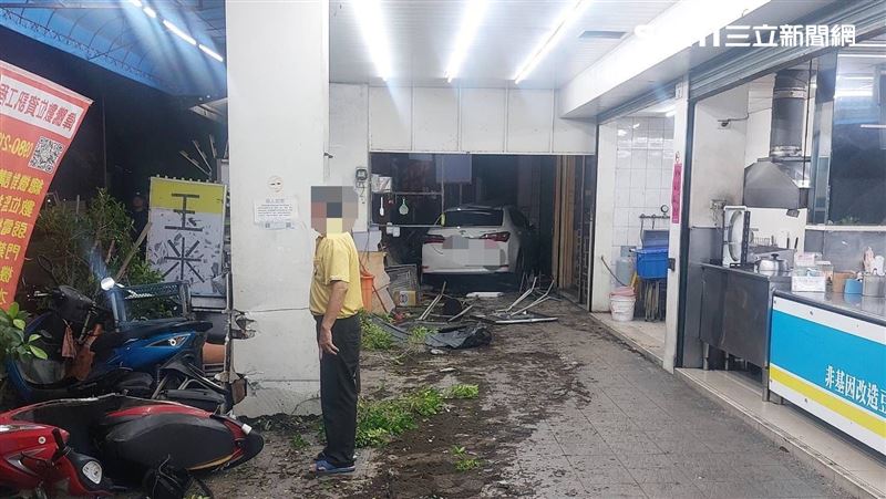 高雄男瞇一眼慘了！毀3店家騎樓＋7機車