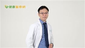 基隆長庚紀念醫院一般外科陳育賢醫師提醒，術後病友需遵醫囑，定期追蹤並與醫師密切合作以確保甲狀腺疾病的復原。