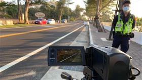 警方在彰化139線「死亡彎道」站崗測速、攔查取締，2天開出20張超速罰單。(圖／彰化縣議員李寶銀提供)