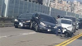 台北橋賓士逆向肇逃，釀7車連撞。（圖／翻攝畫面）