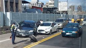 台北橋賓士逆向肇逃，釀7車連撞。（圖／翻攝畫面）