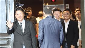 立法院新會期  立委報到（1）立法院第10屆第8會期1日上午8時起報到，台灣民眾黨立委邱臣遠（前左）拔得頭籌，第2位報到的是國民黨立委洪孟楷（前右）。中央社記者張皓安攝  112年9月1日