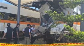 太魯閣號發現疑似罹難者頭蓋骨，鐵路警察今天上午8點派員重新搜索。（圖／鐵路警察局提供）