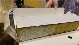 網友抱怨，她中午到好市多買一份蛋糕，晚上打開卻發霉了。（圖／翻攝自Costco好市多 商品經驗老實說 臉書）