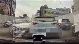 台北橋賓士車逆向衝撞，釀7車連環事故。（圖／翻攝畫面）
