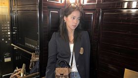 歐陽娜娜「一身樸素」旅行箱與包包要價超過30萬。（圖／翻攝自歐陽娜娜微博）