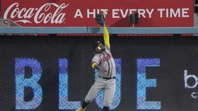 ▲亞古納（Ronald Acuna Jr.）差點沒收貝茲（Mookie Betts）生涯第250轟。（圖／美聯社／達志影像）