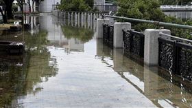 晁瑞光分析台南最近的淹水狀況，提到未來滿潮海水倒灌造成積淹水，恐將成為一種常態。(晁瑞光提供／