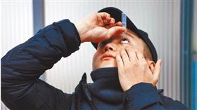 ▲錢櫃KTV服務生誤把酒精當額溫槍，朝台北市大安區臥龍里長邱奕承臉部噴3、4下，造成糜爛性角膜炎，現在每天都要點好幾次人工淚液，眼睛才不會乾澀。（圖／ＣＴＷＡＮＴ）