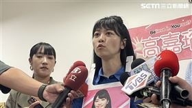 ▲高嘉瑜展示募款小物受訪（圖／記者高逸帆攝影）