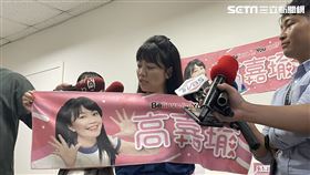 ▲高嘉瑜展示募款小物受訪（圖／記者高逸帆攝影）