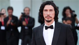 亞當崔佛在威尼斯出席《法拉利》首映會。（圖／美聯社／達志影像）